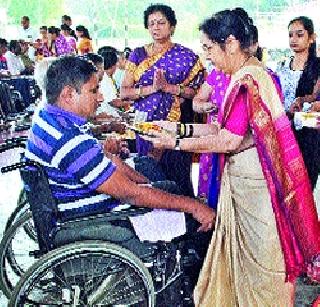 Brothers with the handicapped soldiers | अपंग सैनिकांसमवेत भाऊबीज