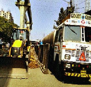 Traffic again in Chembur | चेंबूरमध्ये पुन्हा वाहतूक कोंडी Traffic again in Chembur | चेंबूरमध्ये पुन्हा वाहतूक कोंडी