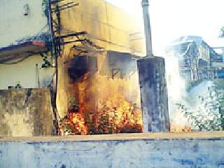Fire in the electric cabin of the railway | रेल्वेच्या इलेक्ट्रीक केबीनला आग Fire in the electric cabin of the railway | रेल्वेच्या इलेक्ट्रीक केबीनला आग