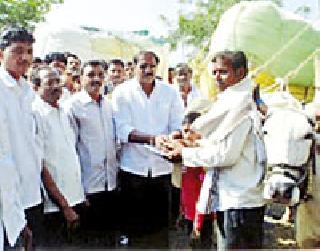Start of CCI cotton purchase | देवळीत सीसीआयच्या कापूस खरेदीला प्रारंभ Start of CCI cotton purchase | देवळीत सीसीआयच्या कापूस खरेदीला प्रारंभ