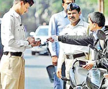 Rs. 5 lakh fine collected from 3553 drivers | ३५५३ वाहनधारकांकडून वसूल केला पाच लाख रुपयांचा दंड Rs. 5 lakh fine collected from 3553 drivers | ३५५३ वाहनधारकांकडून वसूल केला पाच लाख रुपयांचा दंड