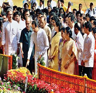 Fans pay tributes to Balasaheb | चाहत्यांनी वाहिली बाळासाहेबांना श्रद्धांजली