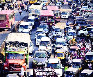 Dindori Road features; Accidental rise | दिंडोरीरोडला वाहनतळाचे स्वरूप; अपघातांत वाढ