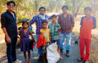 Adivasi wear clothes for needy children in remote areas | आदिवासी दुर्गम भागातील गरजू मुलांना वस्त्रदान