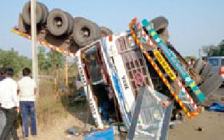 Four killed, 10 injured in road accidents | चार अपघातात तिघे ठार, १० जखमी Four killed, 10 injured in road accidents | चार अपघातात तिघे ठार, १० जखमी
