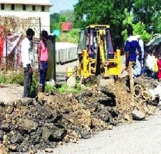 The work of the water scheme is slow | पाणी योजनेचे काम संथ गतीने