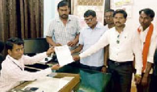 Excise fees for children of drought-hit farmers, please | दुष्काळग्रस्त शेतकऱ्यांच्या मुलांचे शैक्षणिक शुल्क माफकरा Excise fees for children of drought-hit farmers, please | दुष्काळग्रस्त शेतकऱ्यांच्या मुलांचे शैक्षणिक शुल्क माफकरा