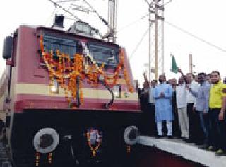 Welcome to Kerala Express's Chandrapur Station | केरला एक्सप्रेसचे चंद्रपूर स्थानकावर स्वागत