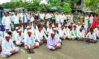 Stop the Jalgaon Navalala route | जळगाव नेऊरला रास्ता रोको Stop the Jalgaon Navalala route | जळगाव नेऊरला रास्ता रोको
