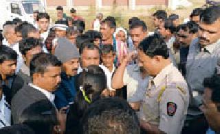 Stop the way you stop the police administration | तुमसरात पोलीस प्रशासनाविरुद्व रास्ता रोको