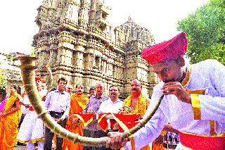 Shriram idol shines with gold ornaments | सुवर्ण अलंकाराने झळाळली श्रीराम मूर्ती Shriram idol shines with gold ornaments | सुवर्ण अलंकाराने झळाळली श्रीराम मूर्ती