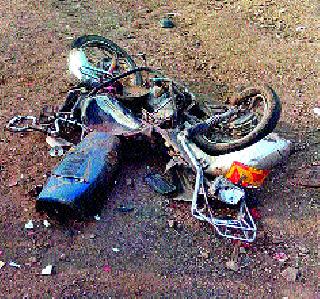 Killed in dump-motorcycle crash; Both are seriously injured | डंपर-मोटारसायकल धडकेत युवक ठार; दोघे गंभीर जखमी