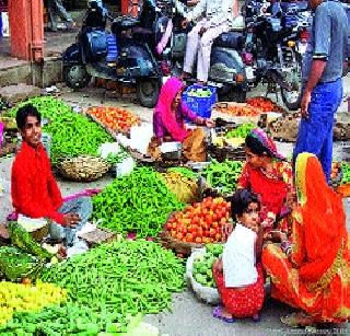 The hawkers, the beggars blocked the passengers | फेरीवाले, भिकाऱ्यांनी अडवली प्रवाशांची वाट The hawkers, the beggars blocked the passengers | फेरीवाले, भिकाऱ्यांनी अडवली प्रवाशांची वाट