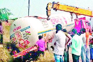 In the tanker pit near Vilholi | विल्होळीजवळ टॅँकर खड्ड्यात