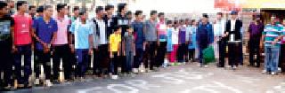 Hundreds of contestants ran the race in the race | संविधान दौडमध्ये शेकडों स्पर्धक धावले Hundreds of contestants ran the race in the race | संविधान दौडमध्ये शेकडों स्पर्धक धावले