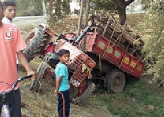 Tractor unchecked | ट्रॅक्टर अनियंत्रित