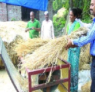 The farmer developed the Bharat Shahdhani machine made | शेतकऱ्याने केले भातझोडणी यंत्र विकसित