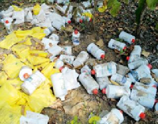 Thousands of medicines throw in the jungle Shiva | लाखोंची औषधी जंगल शिवारात फेकली