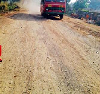 Only the remains of the tar road | डांबरी रस्त्याचे उरले केवळ अवशेष