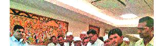 Calling on the support of Yevalekar | येवलेकरांची आश्वासनावर बोळवण Calling on the support of Yevalekar | येवलेकरांची आश्वासनावर बोळवण