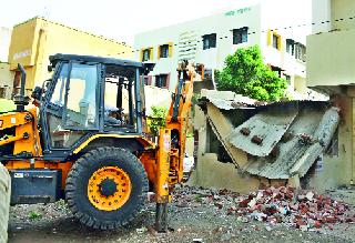 अतिक्रमण हटविले
