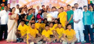 Maratha Launcher team honors 'MPC' | मराठा लॉन्सर संघ ठरला ‘खासदार चषक’चा मानकरी Maratha Launcher team honors 'MPC' | मराठा लॉन्सर संघ ठरला ‘खासदार चषक’चा मानकरी