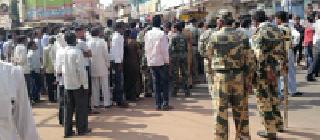 Chakkkjam for the arrest of the accused | आरोपीच्या अटकेसाठी आरमोरीत चक्काजाम Chakkkjam for the arrest of the accused | आरोपीच्या अटकेसाठी आरमोरीत चक्काजाम
