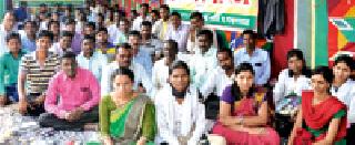 The hunger strike movement before the Zilla Parishad | जिल्हा परिषदेसमोर उपोषण आंदोलन The hunger strike movement before the Zilla Parishad | जिल्हा परिषदेसमोर उपोषण आंदोलन