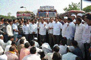 Stop the way for Chandvadala onion growers | चांदवडला कांदा उत्पादकांचा रास्ता रोको