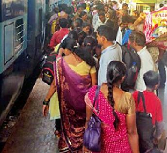 Rush in Mumbai railway stations | मुंबई रेल्वे गाड्यांत गर्दी