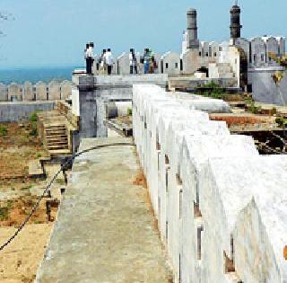 The development of the historic Amagad fort is on paper | ऐतिहासिक आंबागड किल्ल्याचा विकास कागदावरच The development of the historic Amagad fort is on paper | ऐतिहासिक आंबागड किल्ल्याचा विकास कागदावरच