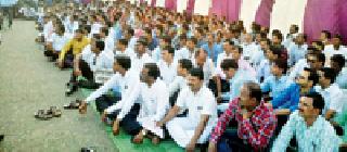 Thousands of employees get hit for old pension | जुन्या पेन्शनसाठी हजारो कर्मचाऱ्यांची धडक Thousands of employees get hit for old pension | जुन्या पेन्शनसाठी हजारो कर्मचाऱ्यांची धडक