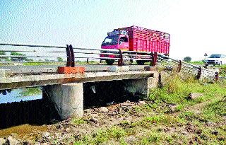 Demand for installing bridges | पुलाचे कठडे बसविण्याची मागणी Demand for installing bridges | पुलाचे कठडे बसविण्याची मागणी