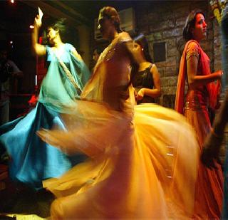 Come on the road to ban the dance bar! | डान्सबार बंदीसाठी रस्त्यावर उतरू! Come on the road to ban the dance bar! | डान्सबार बंदीसाठी रस्त्यावर उतरू!