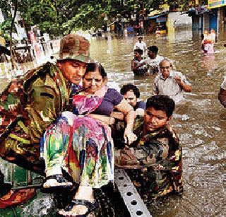 On the way to reach life in the flood-hit areas of Tamil Nadu | तामिळनाडूच्या पूरग्रस्त भागातील जनजीवन पूर्वपदावर येण्याच्या मार्गावर