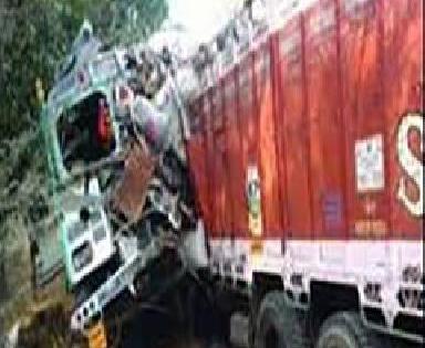 18 killed, 40 injured in road accident in Rajasthan | राजस्थानमध्ये व्हॅन- ट्रकच्या भीषण धडकेत १८ ठार, ४० जखमी