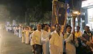 Thousands of Buddhist followers greet the grandmother | हजारो बौध्द अनुयायांकडून महामानवाला अभिवादन