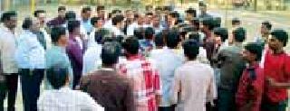 The students of the hostel were discharged from the hostel | विद्यार्थ्यांच्या अन्नत्यागाने वसतिगृहाचे धिंडवडे The students of the hostel were discharged from the hostel | विद्यार्थ्यांच्या अन्नत्यागाने वसतिगृहाचे धिंडवडे
