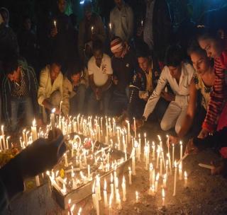 Kandal March removed by hundreds of Buddhist brethren | शेकडो बौद्ध बांधवांनी काढला कॅन्डल मार्च