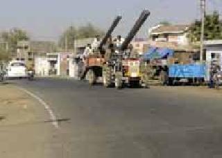 Widespread death traps in Badnera | बडनेऱ्यात जागोजागी मृत्यूचे सापळे Widespread death traps in Badnera | बडनेऱ्यात जागोजागी मृत्यूचे सापळे
