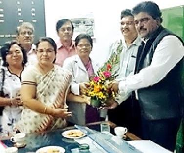 The minister reached the insurance hospital | मंत्री पोहोचले विमा रुग्णालयात The minister reached the insurance hospital | मंत्री पोहोचले विमा रुग्णालयात