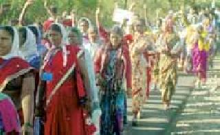 Yavatmal women's welfare ahead for whole potion | संपूर्ण दारूबंदीसाठी यवतमाळच्या महिलांची वर्धेतून आगेकूच Yavatmal women's welfare ahead for whole potion | संपूर्ण दारूबंदीसाठी यवतमाळच्या महिलांची वर्धेतून आगेकूच
