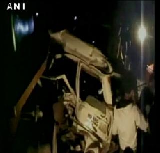 Express car hits into Jharkhand, 13 dead | झारखंडमध्ये एक्स्प्रेसची कारला धडक, १३ ठार