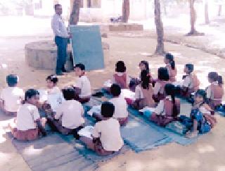 Students sit under the tree for lack of class room | वर्ग खोलीअभावी विद्यार्थी बसतात झाडाखाली