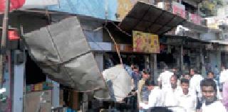 The encroachment on the little ones | छोट्यांवरच अतिक्रमणाचा बडगा The encroachment on the little ones | छोट्यांवरच अतिक्रमणाचा बडगा