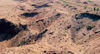 Due to the sand densities, the existence of the river is in danger | रेतीघाटांमुळे नदीचे अस्तित्व धोक्यात Due to the sand densities, the existence of the river is in danger | रेतीघाटांमुळे नदीचे अस्तित्व धोक्यात