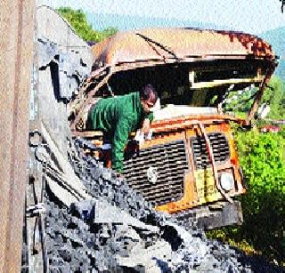 Steele of the truck hit | ट्रकची एसटीला धडक