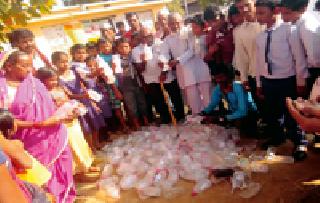 Salline bottles sold for brewery | भंगारासाठी विकल्या सलाईनच्या बॉटल्स Salline bottles sold for brewery | भंगारासाठी विकल्या सलाईनच्या बॉटल्स
