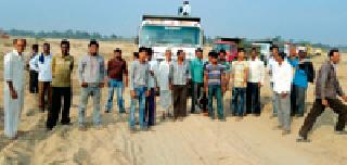 27 trucks on the sand seized | रेतीचे २७ ट्रक पकडले 27 trucks on the sand seized | रेतीचे २७ ट्रक पकडले