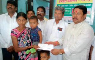 Vendetta's help for family members of suicide victims | आत्महत्याग्रस्त शेतकरी कुटुंबीयांना वडेट्टीवारांची मदत Vendetta's help for family members of suicide victims | आत्महत्याग्रस्त शेतकरी कुटुंबीयांना वडेट्टीवारांची मदत